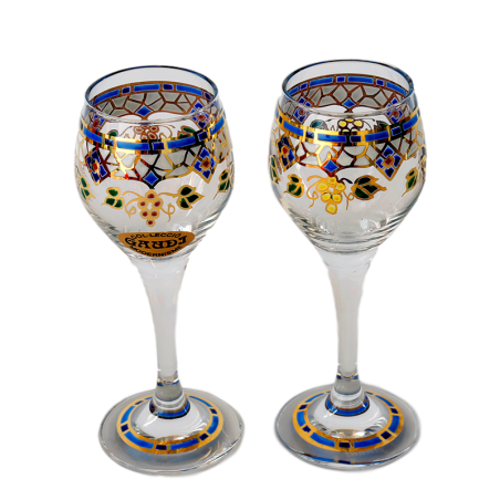 Joc de dues copetes de licor Gaudí